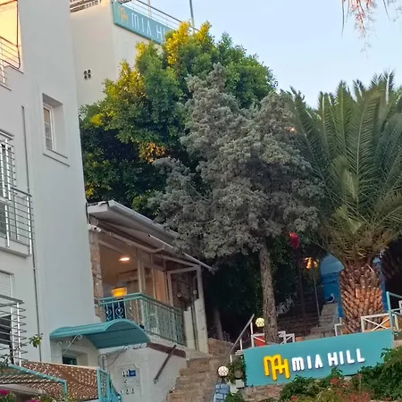 Mia Hill 3*