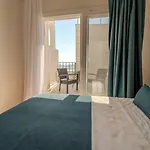Mia Hill Hotel *