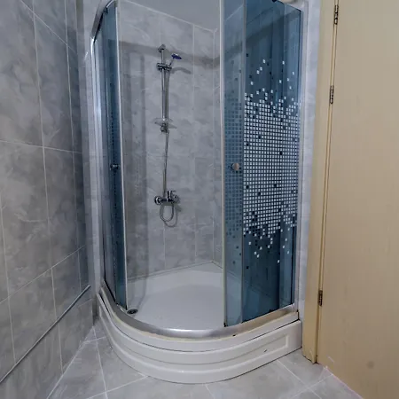 Mia Hill Αλικαρνασσός